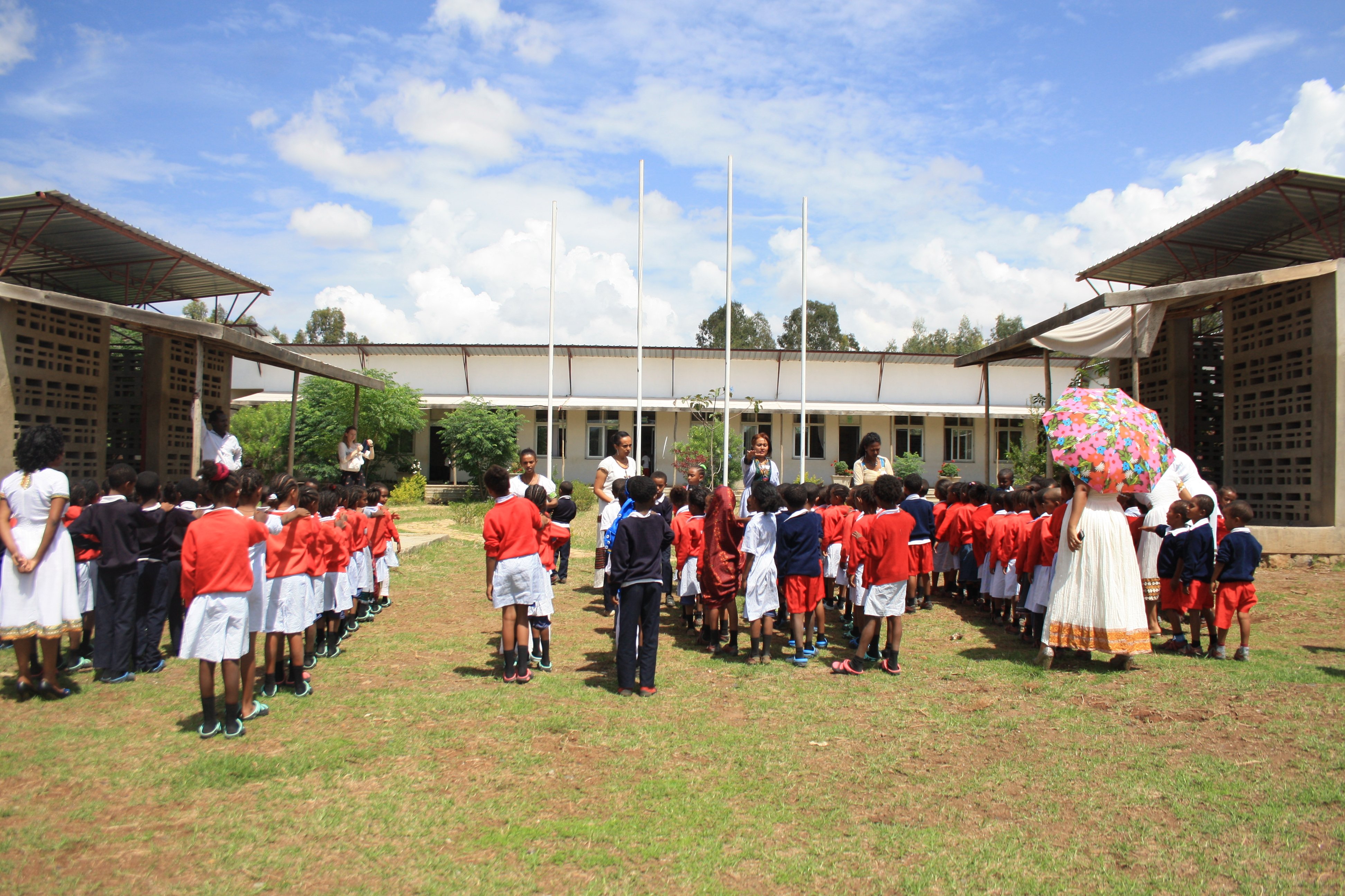 Children_singing_the_national_anthem_to_start_the_ceremony_fm5ikj.jpg